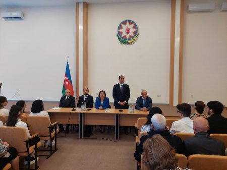 Ali məktəblərə qəbul imtahanında yüksək nəticə göstərən məzunlarla görüş keçirilib