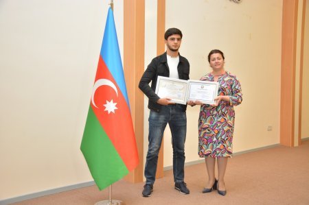 Ali məktəblərə qəbul imtahanında yüksək nəticə göstərən məzunlarla görüş keçirilib