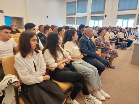 Ali məktəblərə qəbul imtahanında yüksək nəticə göstərən məzunlarla görüş keçirilib