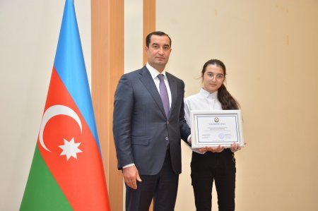 Ali məktəblərə qəbul imtahanında yüksək nəticə göstərən məzunlarla görüş keçirilib