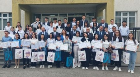 Ali məktəblərə qəbul imtahanında yüksək nəticə göstərən məzunlarla görüş keçirilib