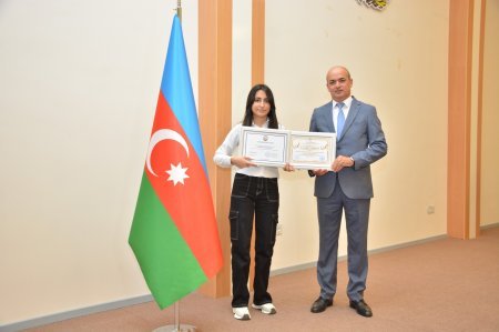 Ali məktəblərə qəbul imtahanında yüksək nəticə göstərən məzunlarla görüş keçirilib