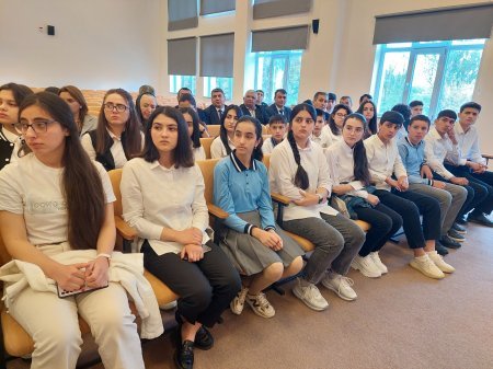Ali məktəblərə qəbul imtahanında yüksək nəticə göstərən məzunlarla görüş keçirilib