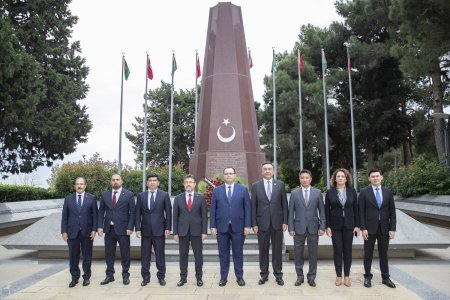 TDT-nin Kənd Təsərrüfatı Nazirlərinin II Toplantısının iştirakçıları Fəxri Xiyaban və Şəhidlər Xiyabanını ziyarət edib