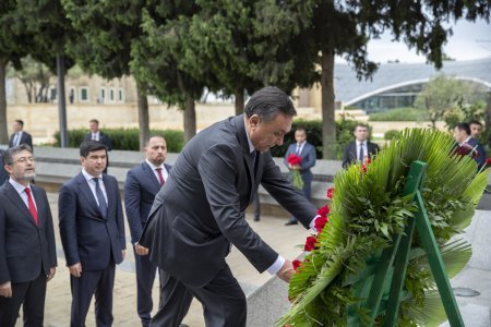 TDT-nin Kənd Təsərrüfatı Nazirlərinin II Toplantısının iştirakçıları Fəxri Xiyaban və Şəhidlər Xiyabanını ziyarət edib