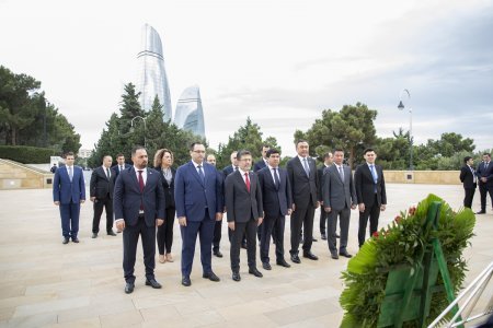 TDT-nin Kənd Təsərrüfatı Nazirlərinin II Toplantısının iştirakçıları Fəxri Xiyaban və Şəhidlər Xiyabanını ziyarət edib