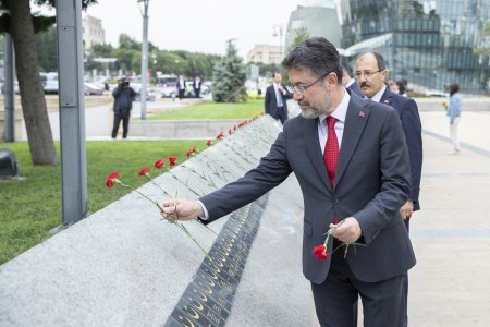 TDT-nin Kənd Təsərrüfatı Nazirlərinin II Toplantısının iştirakçıları Fəxri Xiyaban və Şəhidlər Xiyabanını ziyarət edib