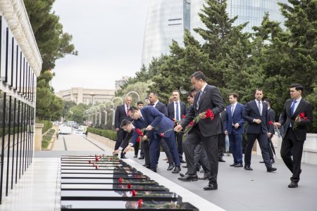 TDT-nin Kənd Təsərrüfatı Nazirlərinin II Toplantısının iştirakçıları Fəxri Xiyaban və Şəhidlər Xiyabanını ziyarət edib