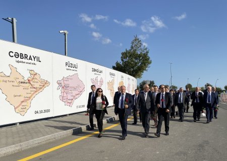 AzTU rəhbərliyi və kollektivi Bakıda inşası davam etdirilən Zəfər parkında olub