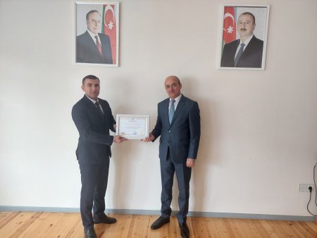 Dağlıq Şirvan Regional Təhsil İdarəsinin müdiri Rövşən Əliyev fərqlənən müəllimlərlə görüşərək, onlara "Təşəkkürnamə" təqdim edib