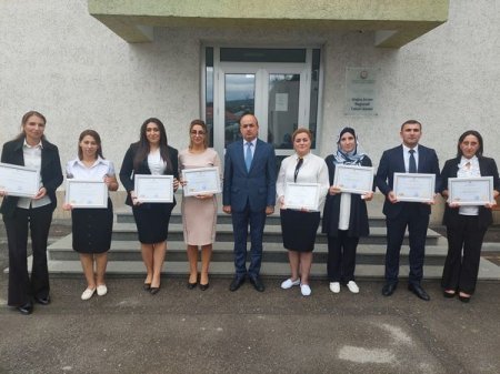 Dağlıq Şirvan Regional Təhsil İdarəsinin müdiri Rövşən Əliyev fərqlənən müəllimlərlə görüşərək, onlara "Təşəkkürnamə" təqdim edib