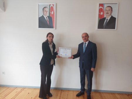 Dağlıq Şirvan Regional Təhsil İdarəsinin müdiri Rövşən Əliyev fərqlənən müəllimlərlə görüşərək, onlara "Təşəkkürnamə" təqdim edib