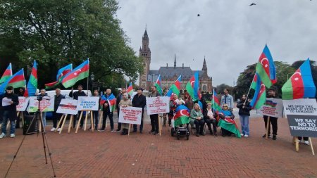 Azərbaycan icması Beynəlxalq Ədalət Məkkəməsinin önündə etiraz aksiyası keçirib