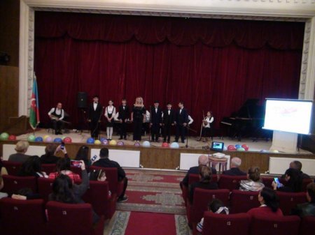 Qazax şəhər 2 nömrəli Uşaq Musiqi Məktəbi 9 noyabr Bayraq günü ilə əlaqədar "Bayraq bir daha enməz" adlı konsert proqramı təqdim edib