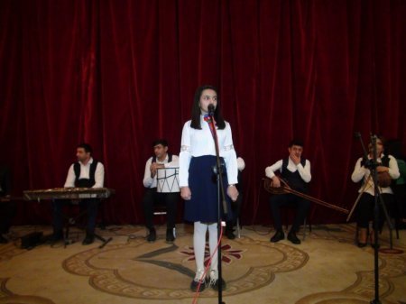 Qazax şəhər 2 nömrəli Uşaq Musiqi Məktəbi 9 noyabr Bayraq günü ilə əlaqədar "Bayraq bir daha enməz" adlı konsert proqramı təqdim edib