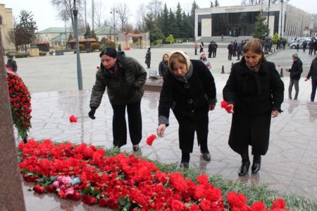 12 dekabr - Ümummilli Lider Heydər Əliyevin anım günü münasibətilə Ulu Öndər Heydər Əliyevin abidəsini ziyarət edib, önünə gül dəstələri qoyublar