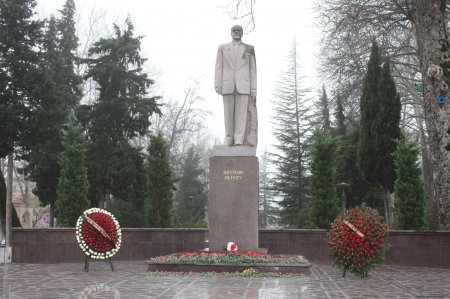 12 dekabr - Ümummilli Lider Heydər Əliyevin anım günü münasibətilə Ulu Öndər Heydər Əliyevin abidəsini ziyarət edib, önünə gül dəstələri qoyublar