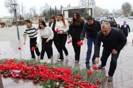 12 dekabr - Ümummilli Lider Heydər Əliyevin anım günü münasibətilə Ulu Öndər Heydər Əliyevin abidəsini ziyarət edib, önünə gül dəstələri qoyublar
