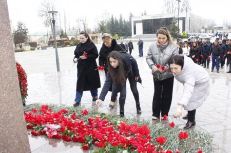 12 dekabr - Ümummilli Lider Heydər Əliyevin anım günü münasibətilə Ulu Öndər Heydər Əliyevin abidəsini ziyarət edib, önünə gül dəstələri qoyublar