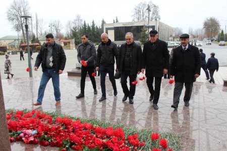 12 dekabr - Ümummilli Lider Heydər Əliyevin anım günü münasibətilə Ulu Öndər Heydər Əliyevin abidəsini ziyarət edib, önünə gül dəstələri qoyublar