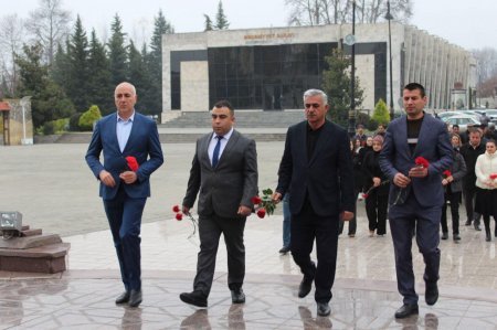 12 dekabr - Ümummilli Lider Heydər Əliyevin anım günü münasibətilə Ulu Öndər Heydər Əliyevin abidəsini ziyarət edib, önünə gül dəstələri qoyublar