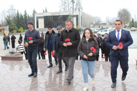 12 dekabr - Ümummilli Lider Heydər Əliyevin anım günü münasibətilə Ulu Öndər Heydər Əliyevin abidəsini ziyarət edib, önünə gül dəstələri qoyublar