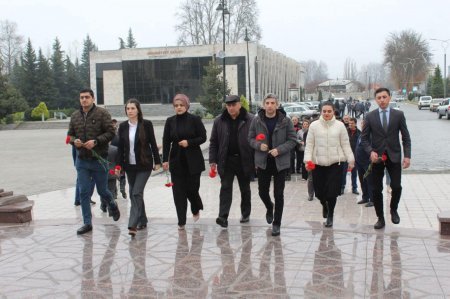 12 dekabr - Ümummilli Lider Heydər Əliyevin anım günü münasibətilə Ulu Öndər Heydər Əliyevin abidəsini ziyarət edib, önünə gül dəstələri qoyublar