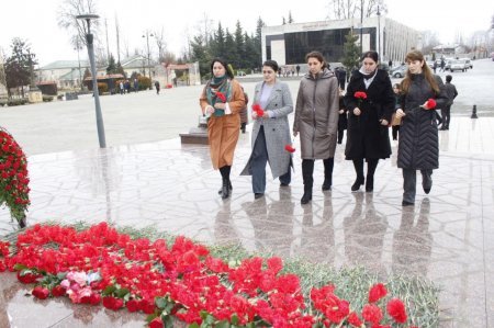 12 dekabr - Ümummilli Lider Heydər Əliyevin anım günü münasibətilə Ulu Öndər Heydər Əliyevin abidəsini ziyarət edib, önünə gül dəstələri qoyublar