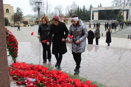 12 dekabr - Ümummilli Lider Heydər Əliyevin anım günü münasibətilə Ulu Öndər Heydər Əliyevin abidəsini ziyarət edib, önünə gül dəstələri qoyublar