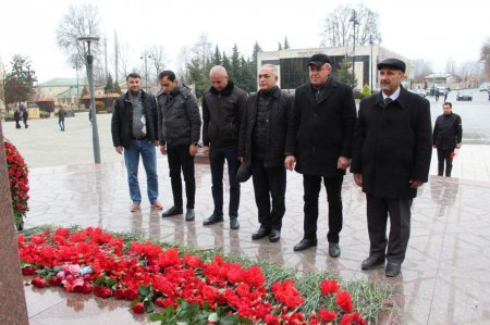 12 dekabr - Ümummilli Lider Heydər Əliyevin anım günü münasibətilə Ulu Öndər Heydər Əliyevin abidəsini ziyarət edib, önünə gül dəstələri qoyublar