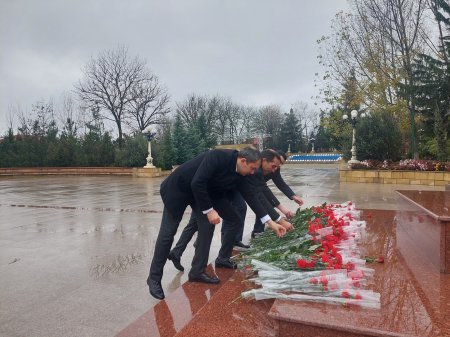 Dağlıq Şirvan Regional Təhsil  İdarəsinin və Şamaxı Rayon Təhsil Sektorunun kollektivi 12 dekabr-Ümummilli lider Heydər Əliyevin anım günü ilə əlaqədar ulu öndərin abidəsini ziyarət ediblər
