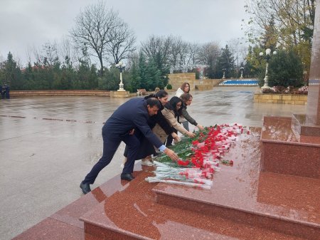 Dağlıq Şirvan Regional Təhsil  İdarəsinin və Şamaxı Rayon Təhsil Sektorunun kollektivi 12 dekabr-Ümummilli lider Heydər Əliyevin anım günü ilə əlaqədar ulu öndərin abidəsini ziyarət ediblər