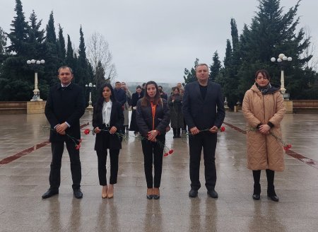Dağlıq Şirvan Regional Təhsil  İdarəsinin və Şamaxı Rayon Təhsil Sektorunun kollektivi 12 dekabr-Ümummilli lider Heydər Əliyevin anım günü ilə əlaqədar ulu öndərin abidəsini ziyarət ediblər