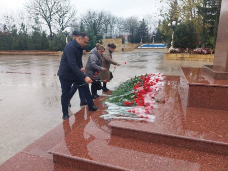 Dağlıq Şirvan Regional Təhsil  İdarəsinin və Şamaxı Rayon Təhsil Sektorunun kollektivi 12 dekabr-Ümummilli lider Heydər Əliyevin anım günü ilə əlaqədar ulu öndərin abidəsini ziyarət ediblər