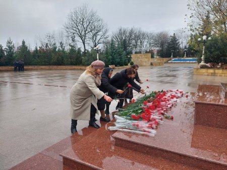 Dağlıq Şirvan Regional Təhsil  İdarəsinin və Şamaxı Rayon Təhsil Sektorunun kollektivi 12 dekabr-Ümummilli lider Heydər Əliyevin anım günü ilə əlaqədar ulu öndərin abidəsini ziyarət ediblər
