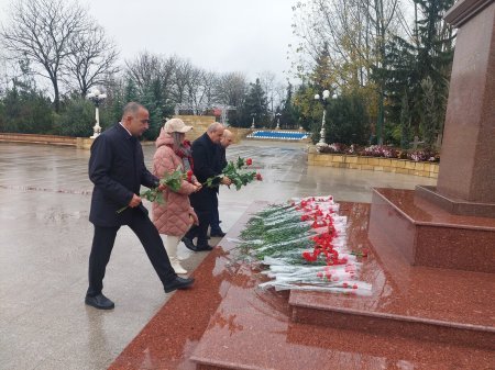 Dağlıq Şirvan Regional Təhsil  İdarəsinin və Şamaxı Rayon Təhsil Sektorunun kollektivi 12 dekabr-Ümummilli lider Heydər Əliyevin anım günü ilə əlaqədar ulu öndərin abidəsini ziyarət ediblər