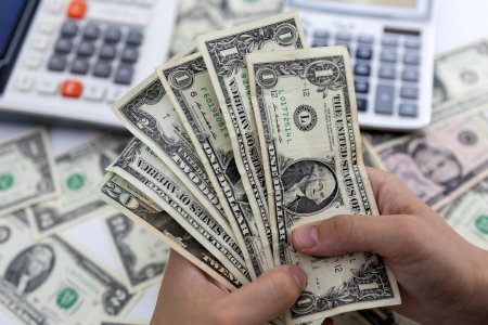 Dekabrda Azərbaycanda rekord məbləğdə dollar satılıb - Nə baş verir?