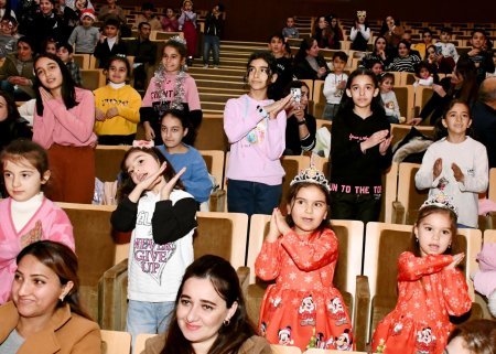 “Şaxta babanın sehirli çubuğu” adlı əyləcəli şou proqram təşkil edilib