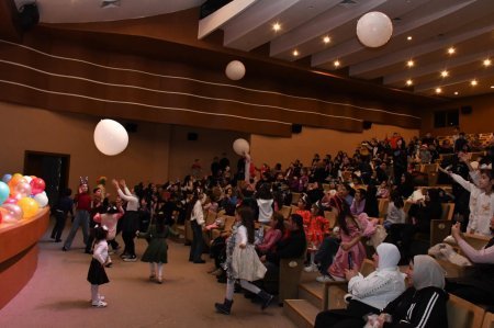 “Şaxta babanın sehirli çubuğu” adlı əyləcəli şou proqram təşkil edilib