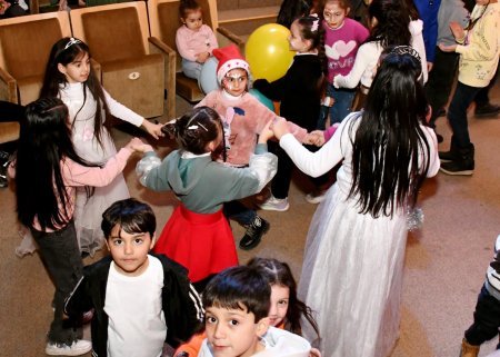 “Şaxta babanın sehirli çubuğu” adlı əyləcəli şou proqram təşkil edilib