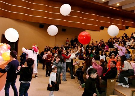 “Şaxta babanın sehirli çubuğu” adlı əyləcəli şou proqram təşkil edilib