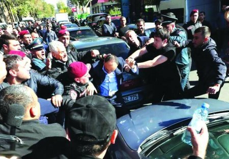 Hərbi çevriliş qorxusu - Ermənistan siyasi məhbus həbsxanasına çevrilir