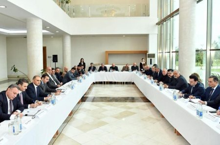 Bölgələrdəki teatr-tamaşa və konsert müəssisələrinin fəaliyyətinə həsr olunan müşavirə keçirilib