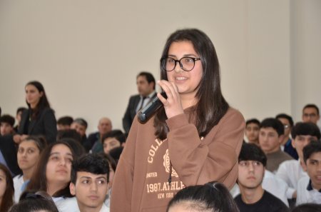 Kürdəmirdə əməkdar hüquqşünas, "Şöhrət" ordenli İkram Kərimov ilə məktəblilərin görüşü keçirilib