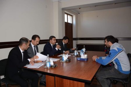 Təhsil İdarəsinin müdiri Ucarda vətəndaşları qəbul edib