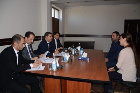Təhsil İdarəsinin müdiri Ucarda vətəndaşları qəbul edib
