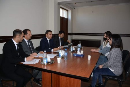 Təhsil İdarəsinin müdiri Ucarda vətəndaşları qəbul edib