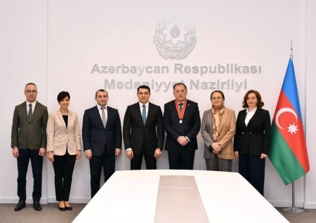 Tanınmış şair Baba Vəziroğluna “Şərəf” ordeni təqdim olunub