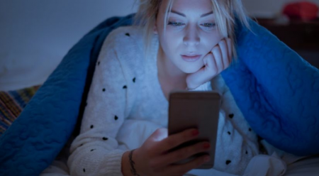 Telefon ekranları və LED işıqlar zəhər saçır – Bədənə hansı ziyanları var?