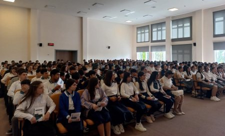 X-XI sinif şagirdləri ilə görüşüblər